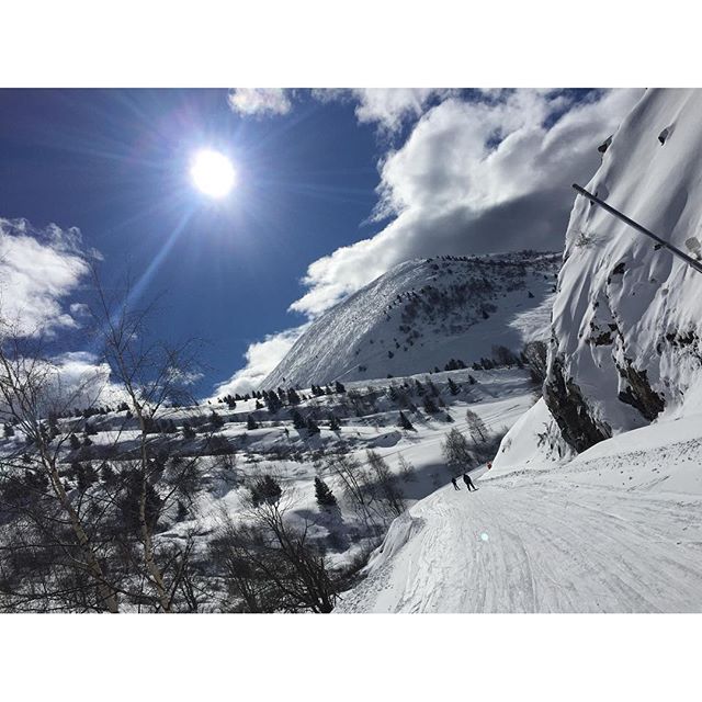 Amazing run down the Sarenne into Alpe d'Huez in the sunshine this afternoon. #snow #sunrise #clouds #sky #skiing #ski #france #alpedhuez #sarenne