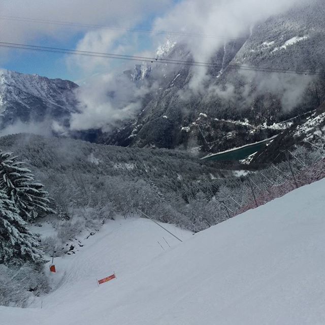 Great last day on the slopes. 30cm of fresh snow overnight and now the sun is shining! #skiing #powder #snow #vaujany #alpedhuez