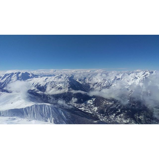 Amazing weather. We were in white out first thing this morning! #snow #sunshine #skiing #alpedhuez #france #powder #noclouds #mountains
