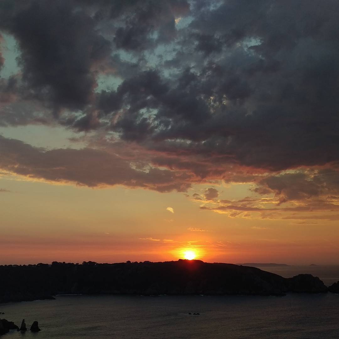 Nice sunrise in Guernsey this morning! #sunrise #sky #clouds #morning #sun #nature #landscape #sea #view #water #guernsey #picoftheday #photooftheday