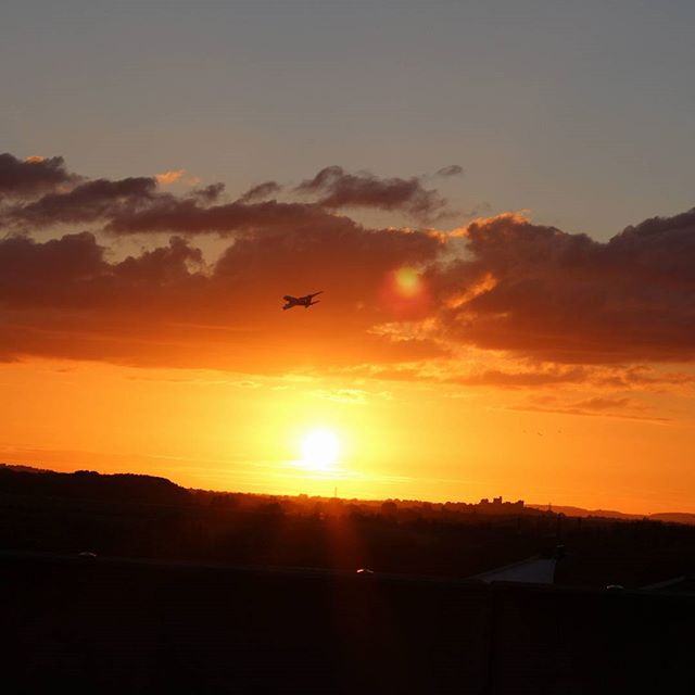 Tonight's sunset courtesy of @heathrow_airport's Terminal 5.